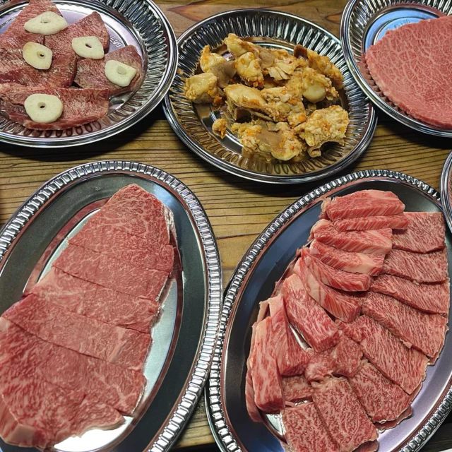 池田ファーム

青森県三戸郡田子町で長年愛される焼肉店。
田子町ブランド牛「田子牛」のA4〜A5ランクの肉を、気軽に楽しめるスタイルで提供しています。
焼肉としてはもちろん、ランチ利用にも人気の一軒です。
高品質な肉の旨みと、シンプルに焼き上げて味わうスタイルは、地元の人だけでなく観光でも訪れたい味わい。

営業は昼・夜の2部制で、夜は予約がおすすめです。
焼肉好きなら一度は訪れてほしい田子町の定番スポットです。 

池田ファーム
住所　青森県三戸郡田子町大字田子池振外平11
電話　0179-32-3327
営業時間　11:00〜16:00（L.O.15:00） / 17:00〜19:00（夜は予約推奨）
定休日　不定休（※水曜の場合あり）
※営業時間・定休は変更の場合があるため、来店前の確認がおすすめです。 

#青森 #三戸郡 #田子町
#池田ファーム #田子牛